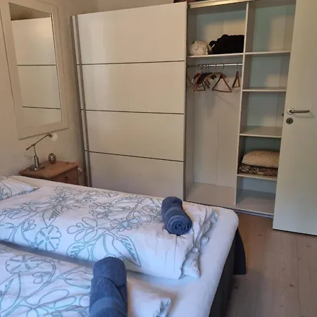 Under Regnbuen, Fristed Pa Haervejen * Them